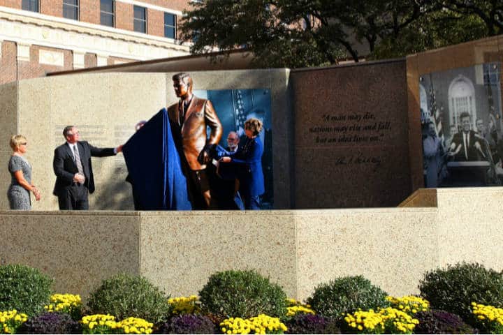 Co presidentes del Comité a JFK Shirlee J. y Taylor Gandy presentando el monumento Foto JFK Tribute.
