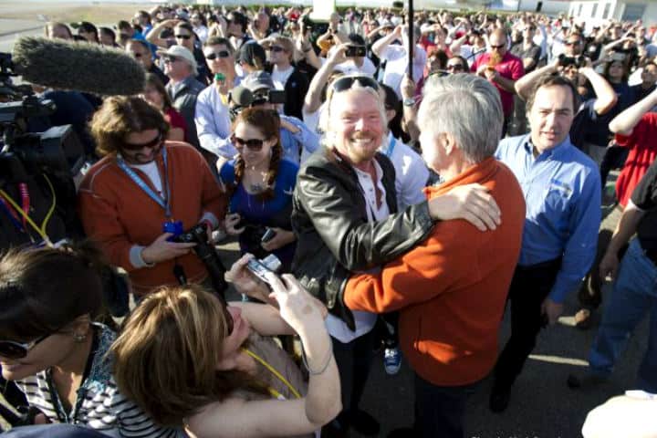 Richard Branson y Burt Rutan celebrando éxito del primer vuelo de Virgina Galactic by Mark Greenberg