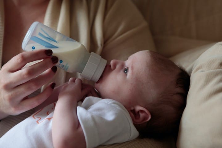 Bebé tomando leche. Foto: Lucy Wolski
