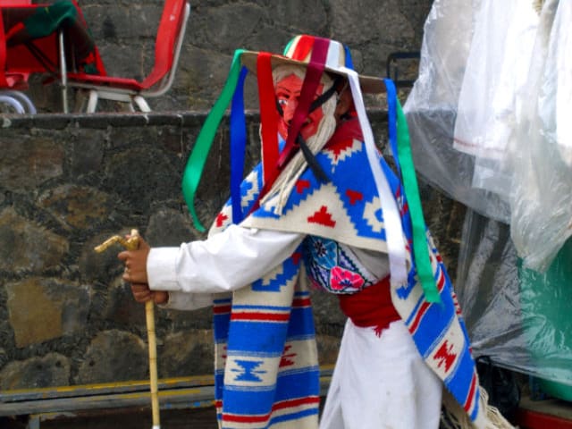 La máscara para la persona rápido a la fiesta