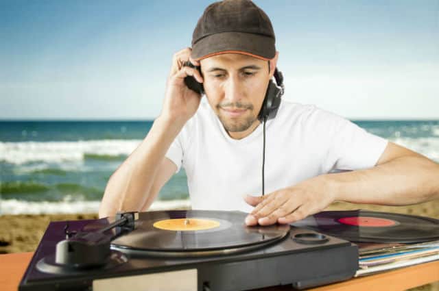 DJ en la playa. Foto Archivo.