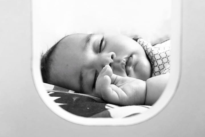 Bebé Durmiendo. Foto: Hessam Nabavi Consejos para viajar con bebés