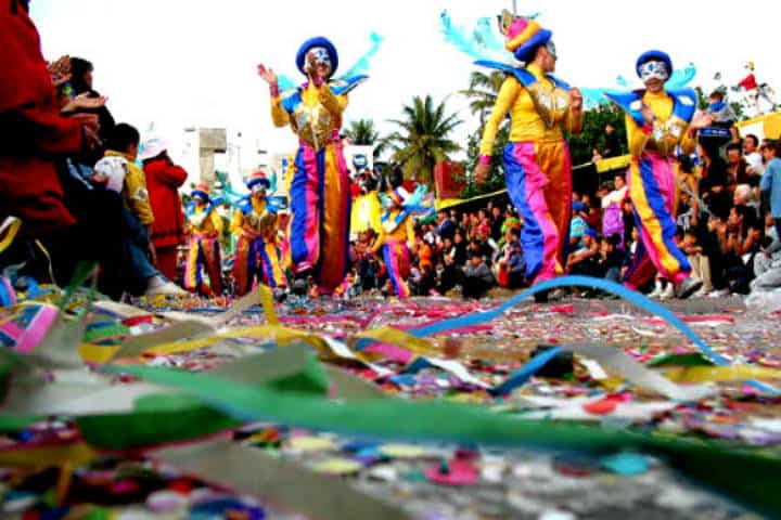 Los difraces coloridos se hacen presentes en el Carnaval de Mazatlán Foto Archivo