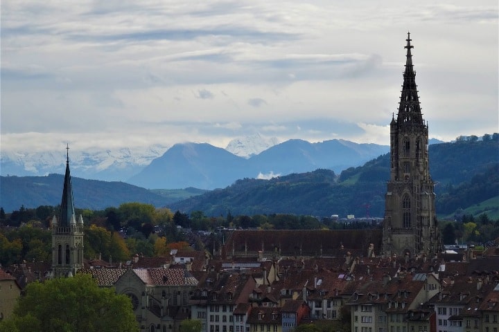 Catedral de Berna y al fondo los alpes suizos. Foto fotoerich