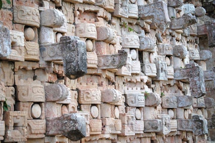 Fachada de un templo en Kabah. Foto de Mayan Heritage