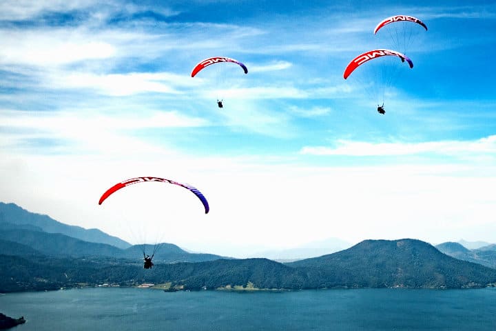 Vuelo en parapente en Valle de Bravo. Foto: Archivo