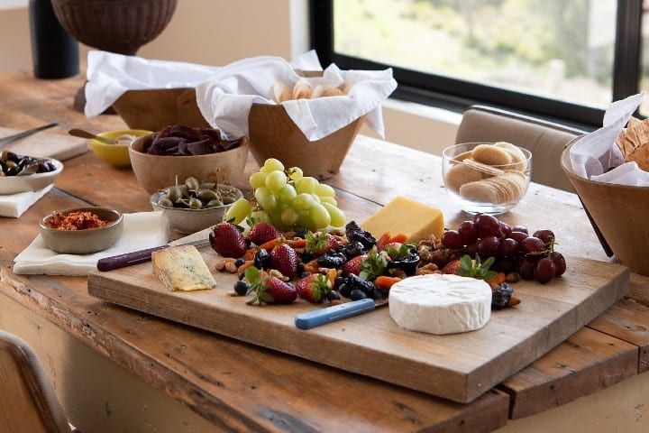 Disfruta de una tabla de quesos y acompañala con algunas frutas. Foto pen_ash