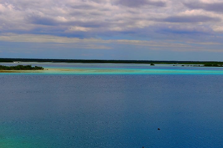 Los 7 colores de la Laguna de Bacalar Foto por Roman Korzh