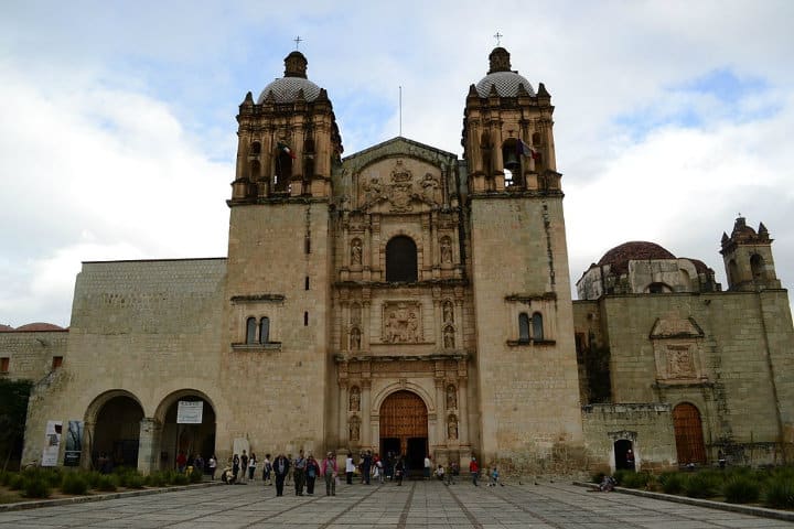 Templo de Santo Domingo, en Oaxaca De Inakiherrasti - Trabajo propio, CC BY-SA 3.0, https://commons.wikimedia.org/w/index.php?curid=31588439