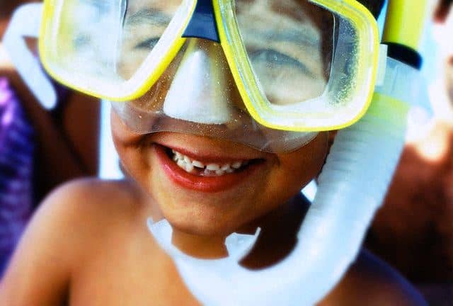 niño usando visor snorkeling