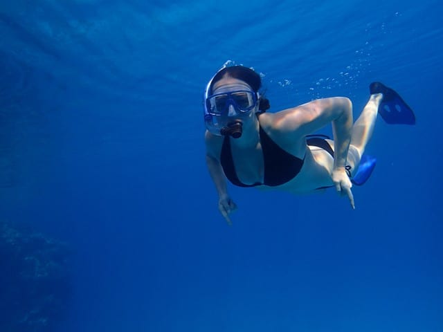 mujer snorkeling huatulco