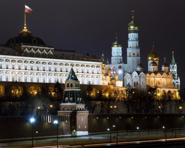 kremlin de noche desde el rio