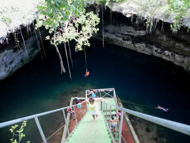 Cenote Yaxbacaltun escalera