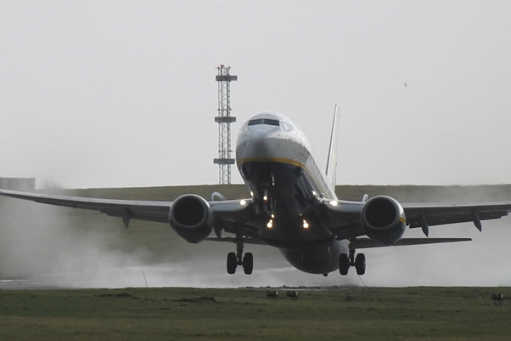 El avión de Ryanair mostro daños en las alas del mismo Foto por Simon Judd