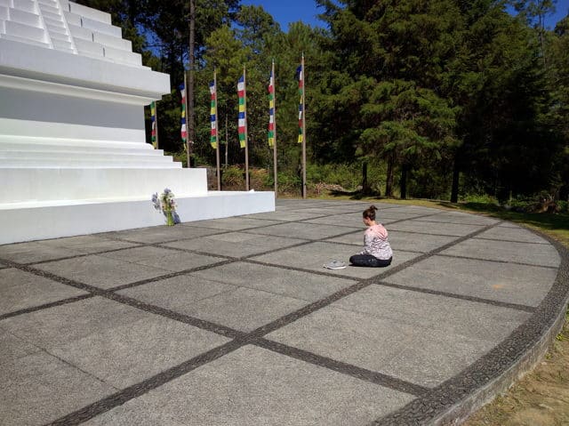meditando stupa de la paz