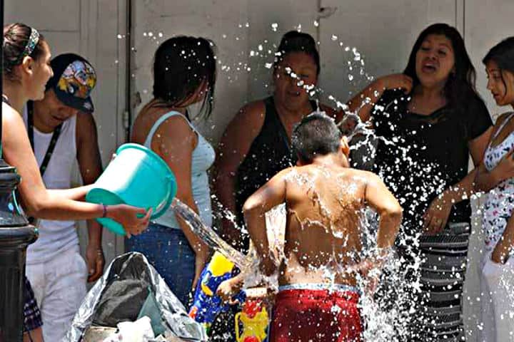 ¿por Qué La Gente Se Moja Ba En Sábado De Gloria