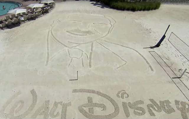 Disney tiene un empleado muy talentoso; BeachBot el robot que dibuja en la playa. Foto: Archivo.