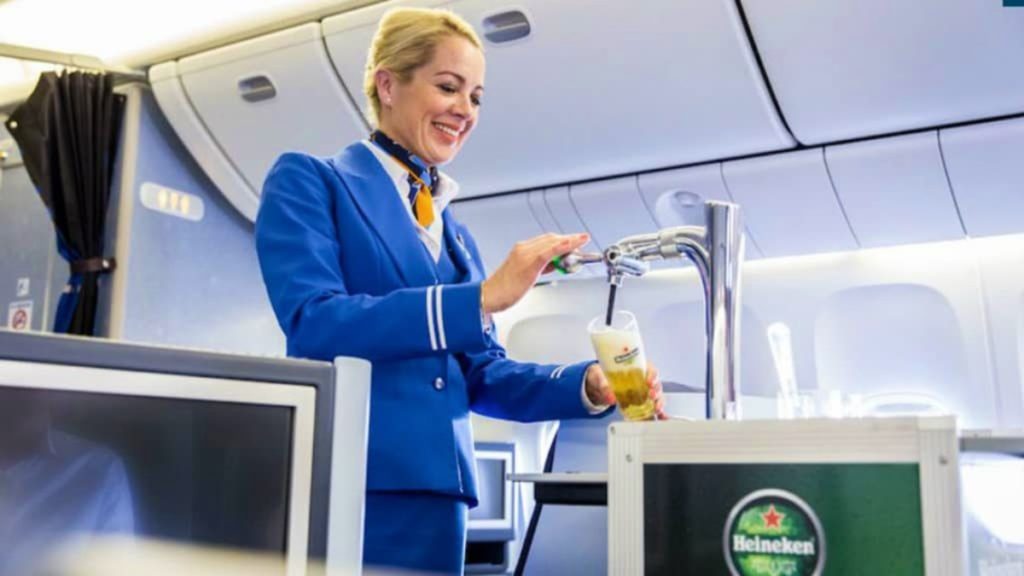 Tomar cerveza de barril a bordo del avión. Foto Archivo