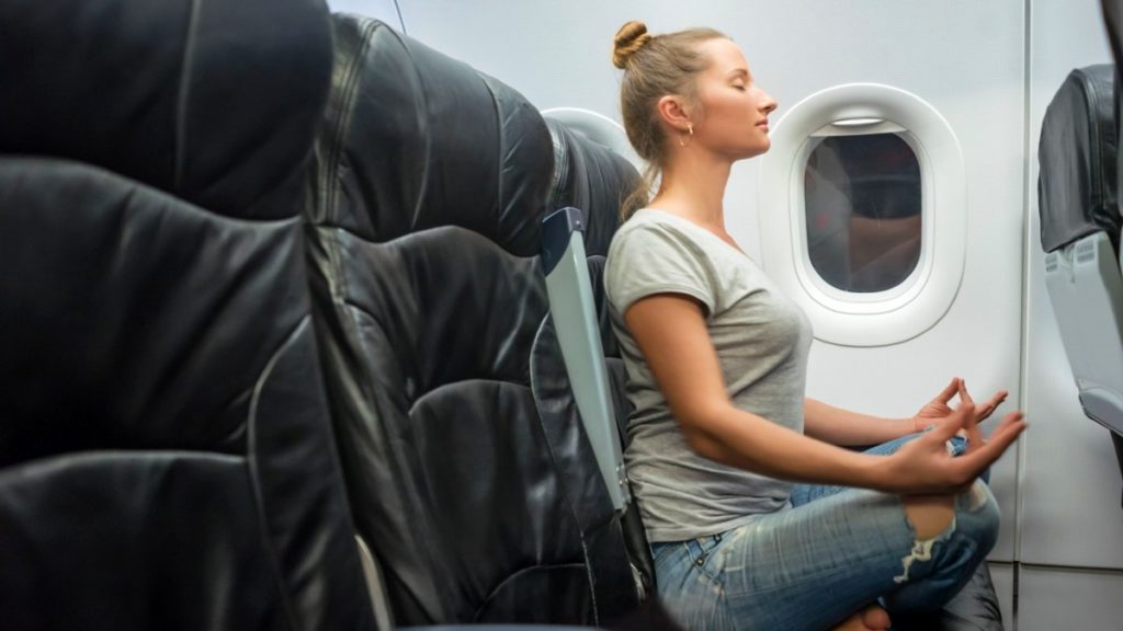 mujer-hace-yoga-en-el-avion-foto-flipboard-1