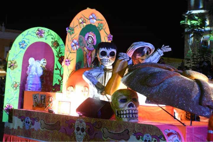 No te puedes perder el ingenio con el que los locales adornan los carros alegóricos para el Festival de Calaveras de Aguascalientes Foto Archivo