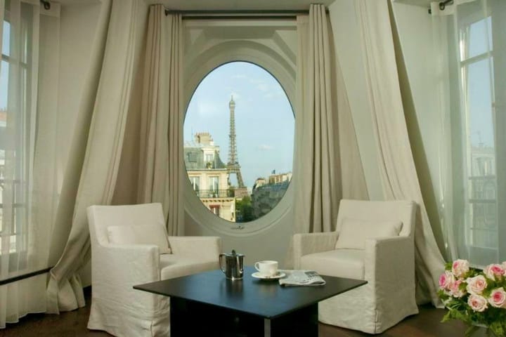 Vista a la Torre Eiffel desde una de las habitaciones de Le Metropolitan Foto My Boutique Hotel