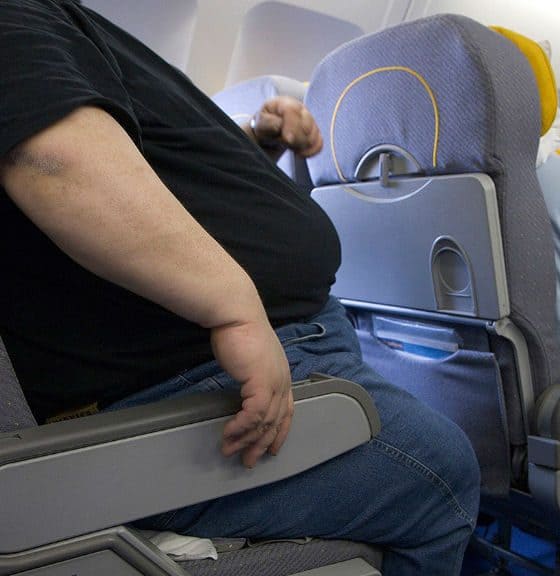 persona sobrepeso avion