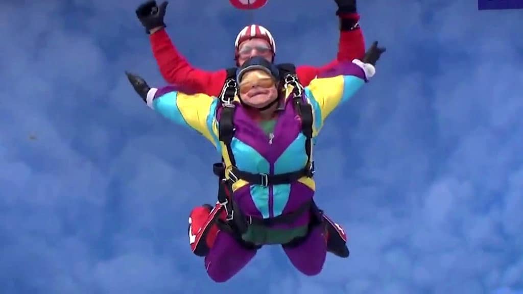 mujer-celebra-cumpleanos-80-saltando-paracaidas