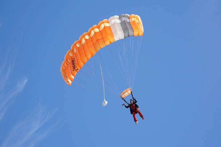 Video viejita salta de paracaidas