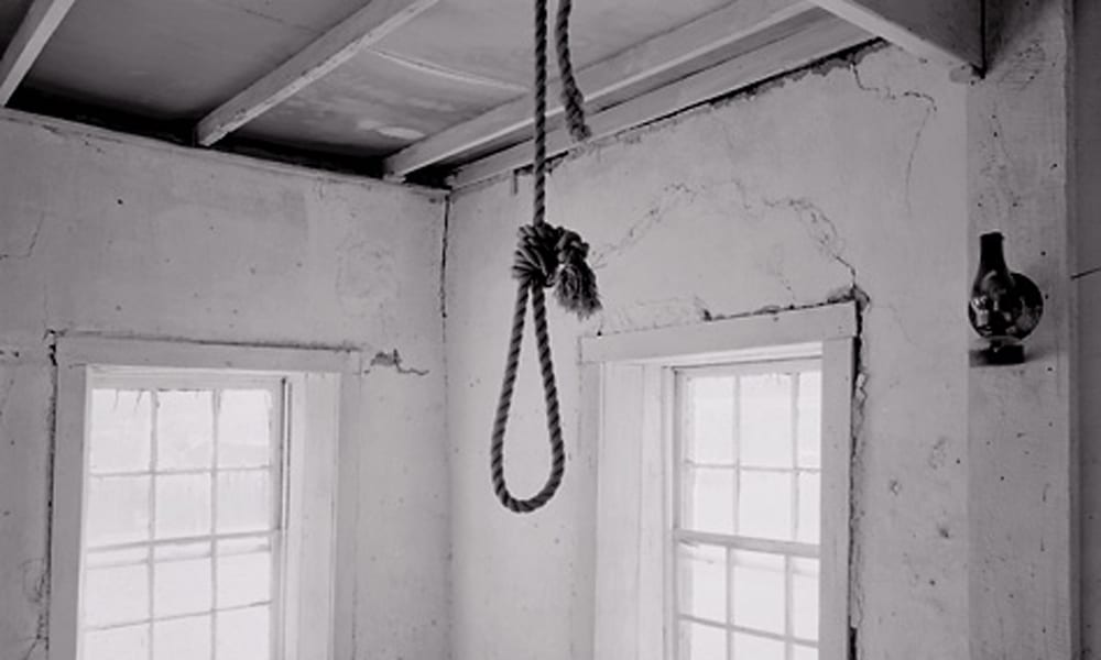 Фото вешается. Комната с веревкой для повешения. Верёвка для повешения на потолке. Веревка вешаться в комнате.