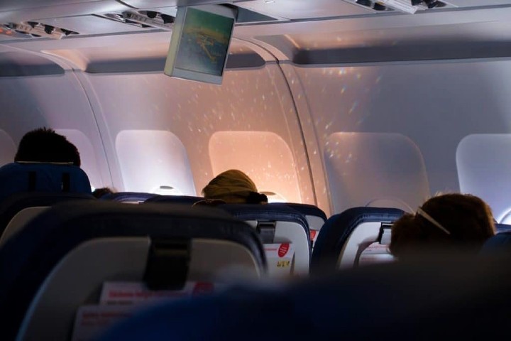 Películas en el avión. Foto StockSnap.