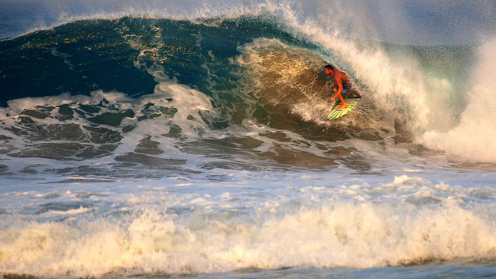 portada Playa Zicatela Oaxaca Foto Bryce Bradford