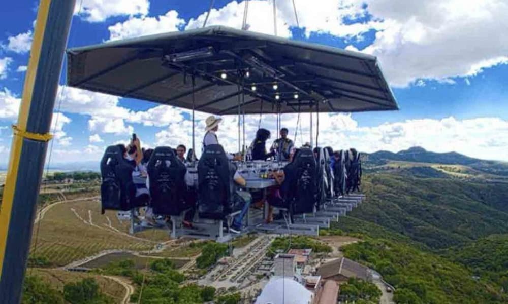 Dinner in the Sky, ¡el restaurante elevado por una grúa! | El Souvenir