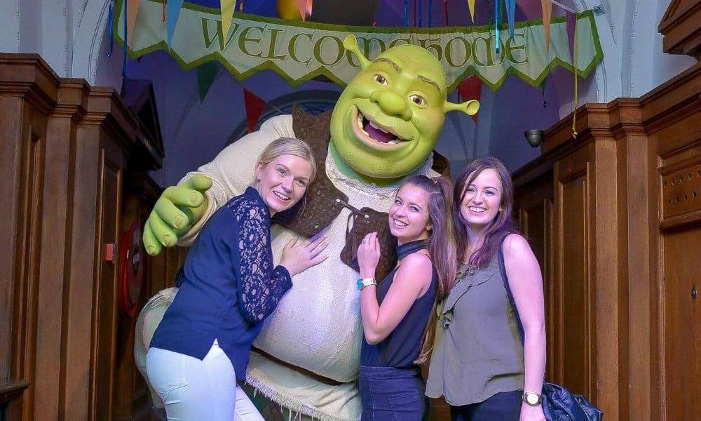 Кафе шрек. Shrek Adventure London. Музей мадам Тюссо Шрек. Вечеринка в стиле Шрека.