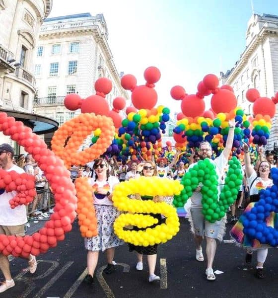 portada Desfile del Orgullo Gay en Disney Foto Oveja Rosa