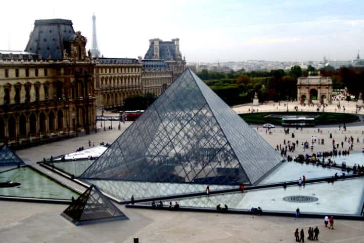 Louvre la parada obligada de París Foto Stephen Carlile