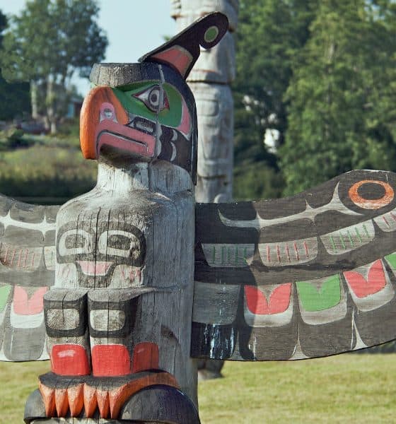 Portada. Totem con jefe y águila. Canadá. Foto A. Davey 1