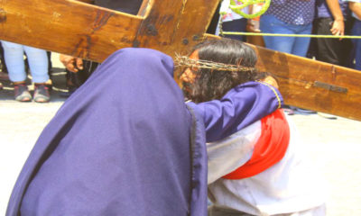 Jesús y su madre en Viacrucis de Cubitos en Pachuca. Foto: Fernando Bautista