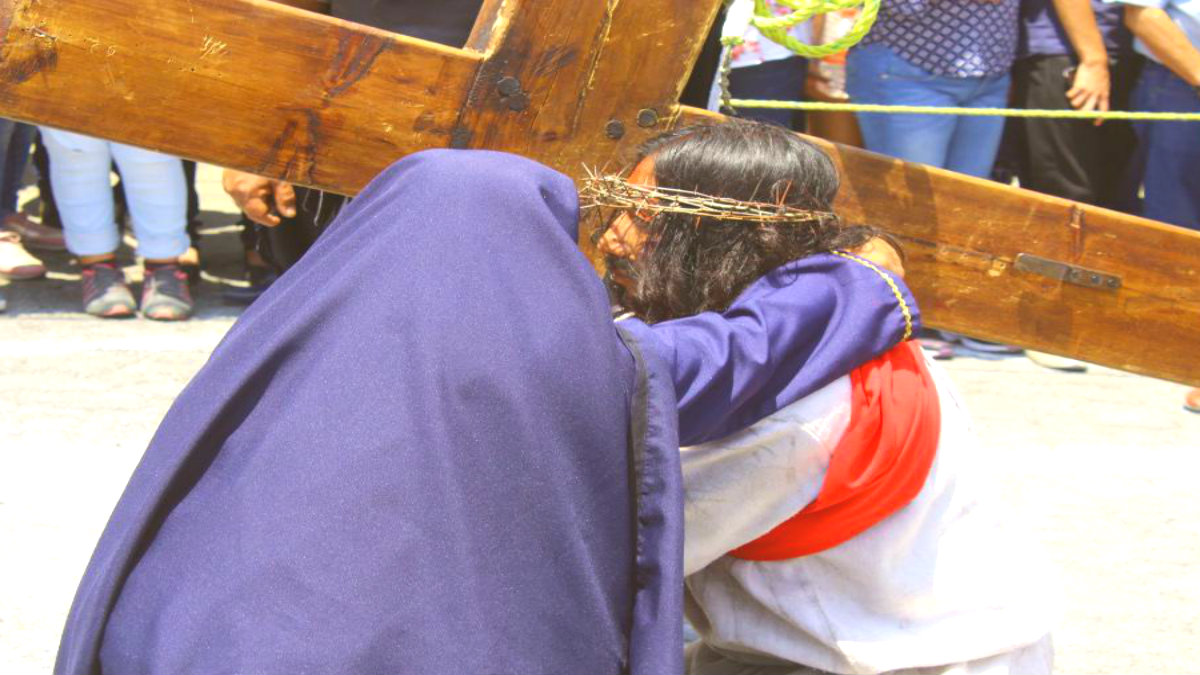Jesús y su madre en Viacrucis de Cubitos en Pachuca. Foto Fernando Bautista