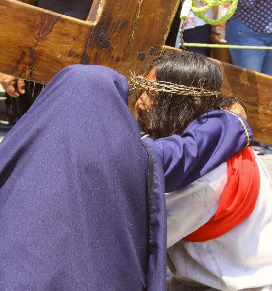 Jesús y su madre en Viacrucis de Cubitos en Pachuca Foto Fernando Bautista