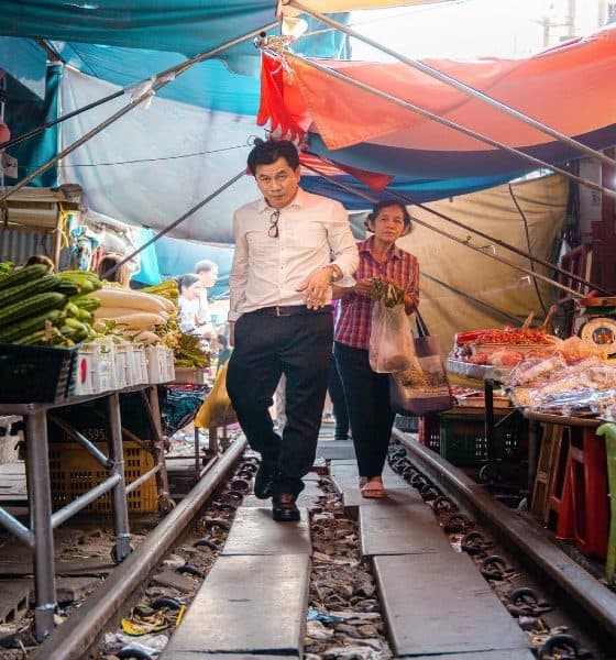 Locales en el mercado sobre vías del tren Foto Demas Rusli
