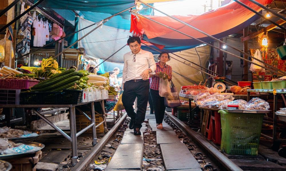 Locales en el mercado sobre vías del tren Foto Demas Rusli