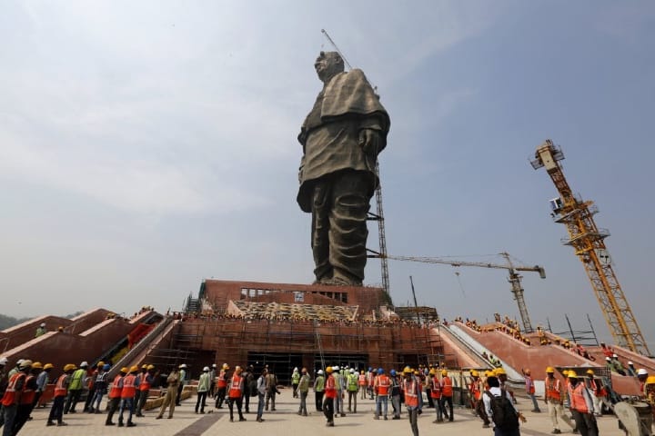 Trabajadores en la construcción de la Estatua de la Unidad Foto Ajit Solanki