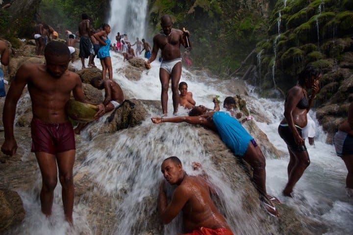 Vudú, religión de Haití; Saut d' Eau Foto Bueno,Malo,Feo