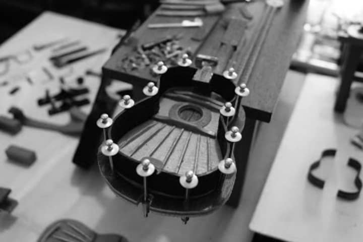 Proceso de construcción de la guitarra miniatura Foto Archivo