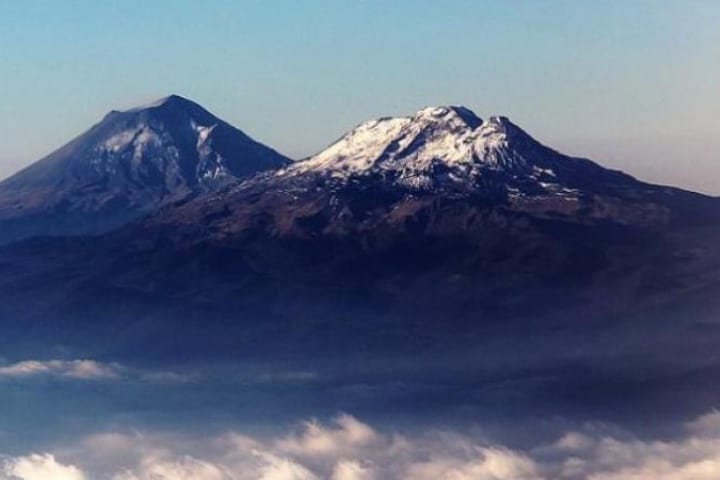 Los volcanes Popocatépetl e Iztaccíhuatl son los protagonistas de la leyenda de los volcanes Foto Archivo
