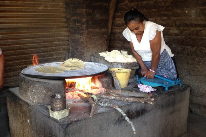 Señora preparando tortillas Foto: animalgurmet.com