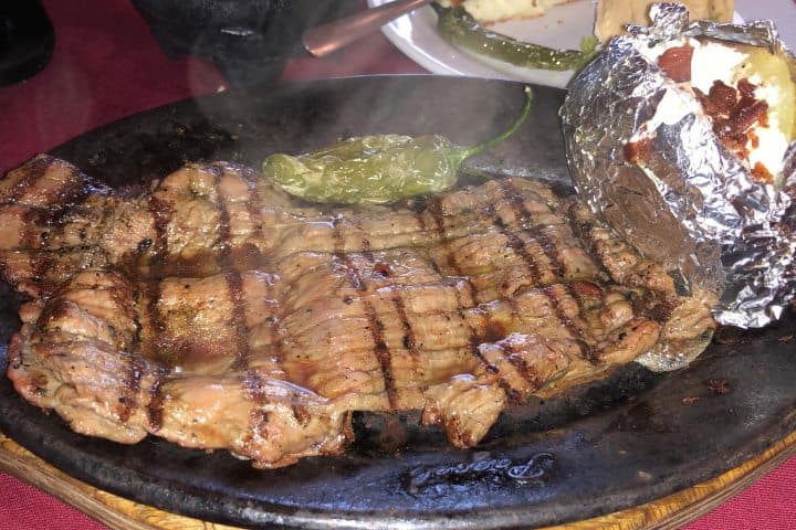 Disfruta aquí de un delicioso corte de carne Foto: La Fogata