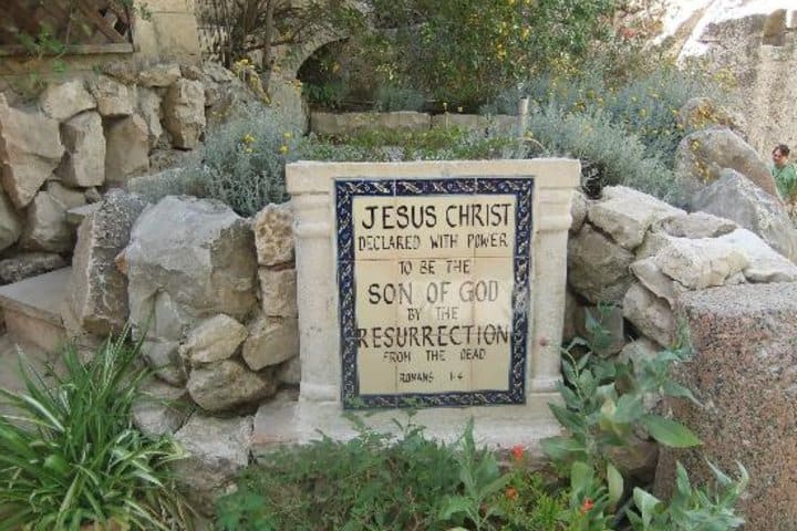Lapida que recibe a los visitantes de la Tumba del Jardín. Foto: TripAdvisor.