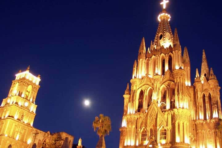 Así se ve la Parroquia en las noches. Foto: Guanajuato, México.