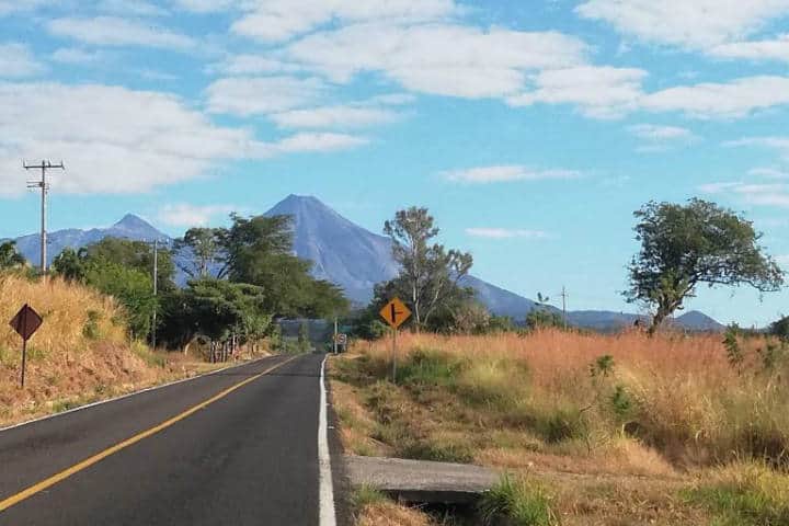 Suchitlán y su volcán - Foto Luis Juárez J.